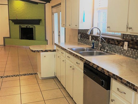 5th image of 1 Amesbury Cir