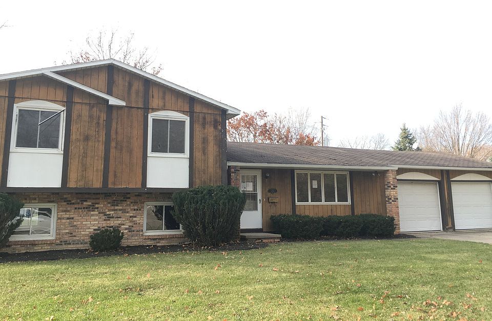 3 bedroom 1.5 bath house located on a quiet street. The back yard has a great deck and the kitchen h