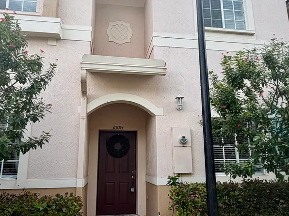 8884 N Isles Circle, Tamarac, FL 33321