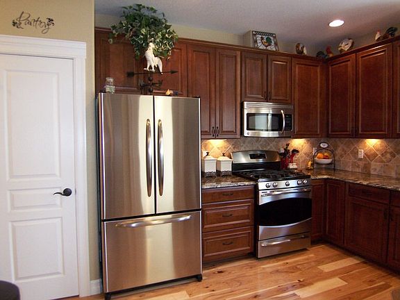 Cook's kitchen w/ cherrywood cabinets, pantry, & stainless steel appl.