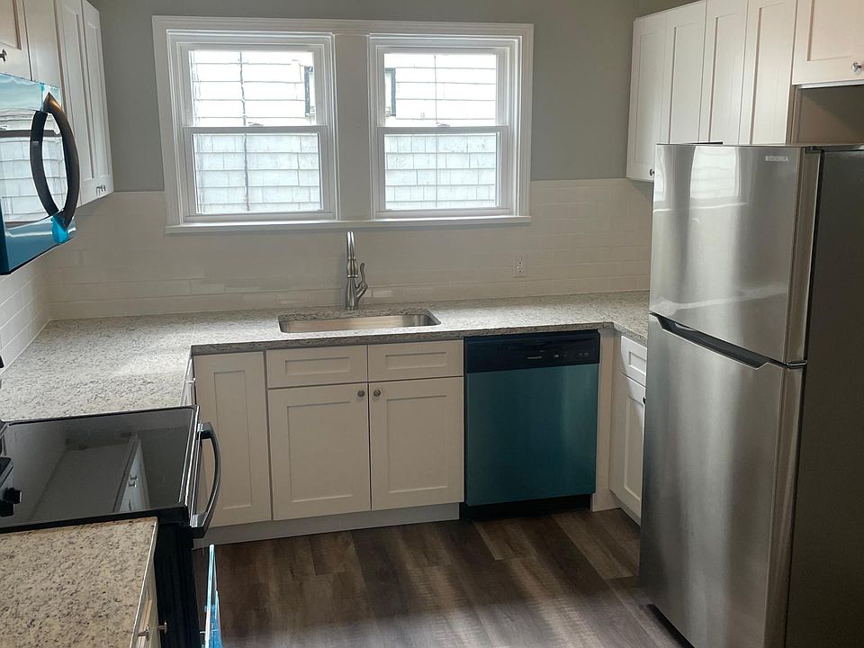 Kitchen with no slam cabinets, granite counters and stainless steel appliances