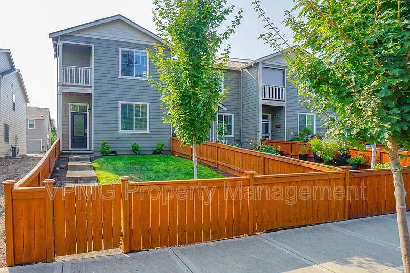 4 bed, 2.5 bath, 1646 sqft, $2,395 — Photo 2
