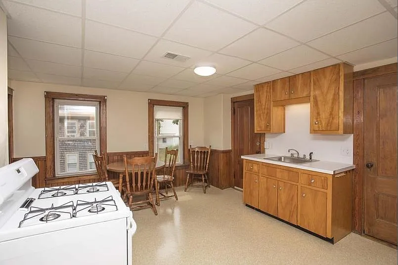 3 bed, 1000 sqft, $2,200 — Photo 1