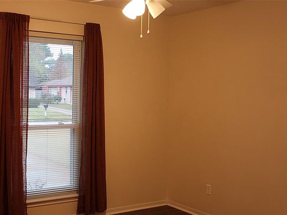 3rd image of 7511 Pin Oak Dr