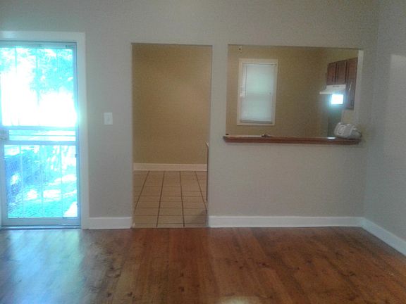 4th image of 2656 Bank St