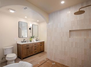 2010 Lawrence Crossley Rd APT 6, Palm Springs, CA 92264