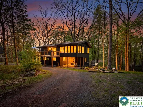 104 Horseshoe Ln, Hawley, PA 18428