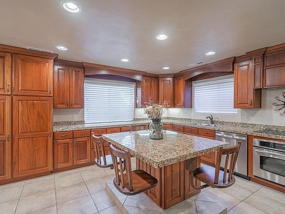 5th image of 875 Country Ln