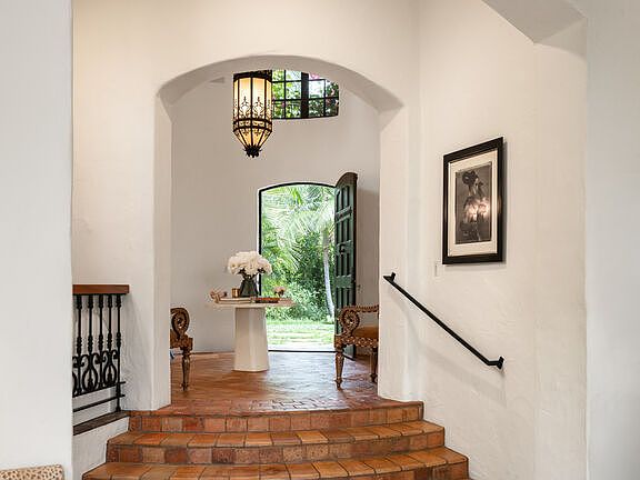 2nd image of 2809 Nichols Canyon Rd