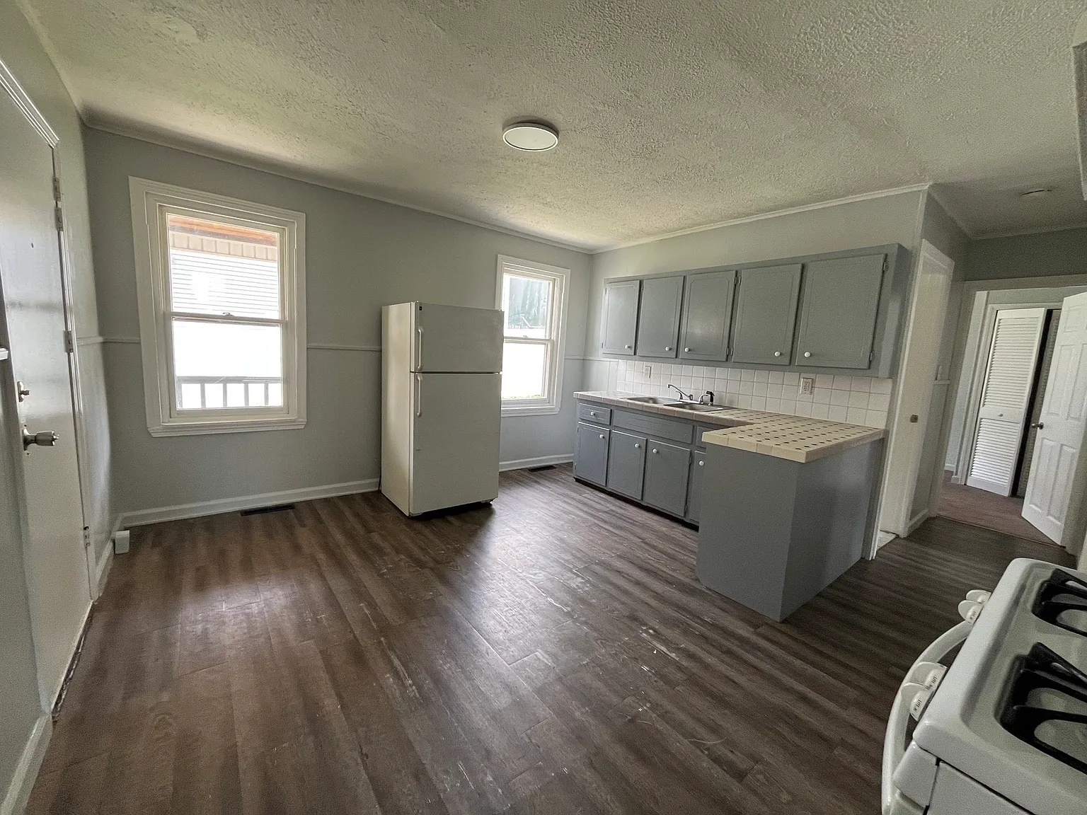 2 bed, 1000 sqft, $1,550 — Photo 2