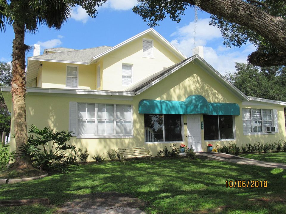 Front entry of Lake Catherine Apartments.