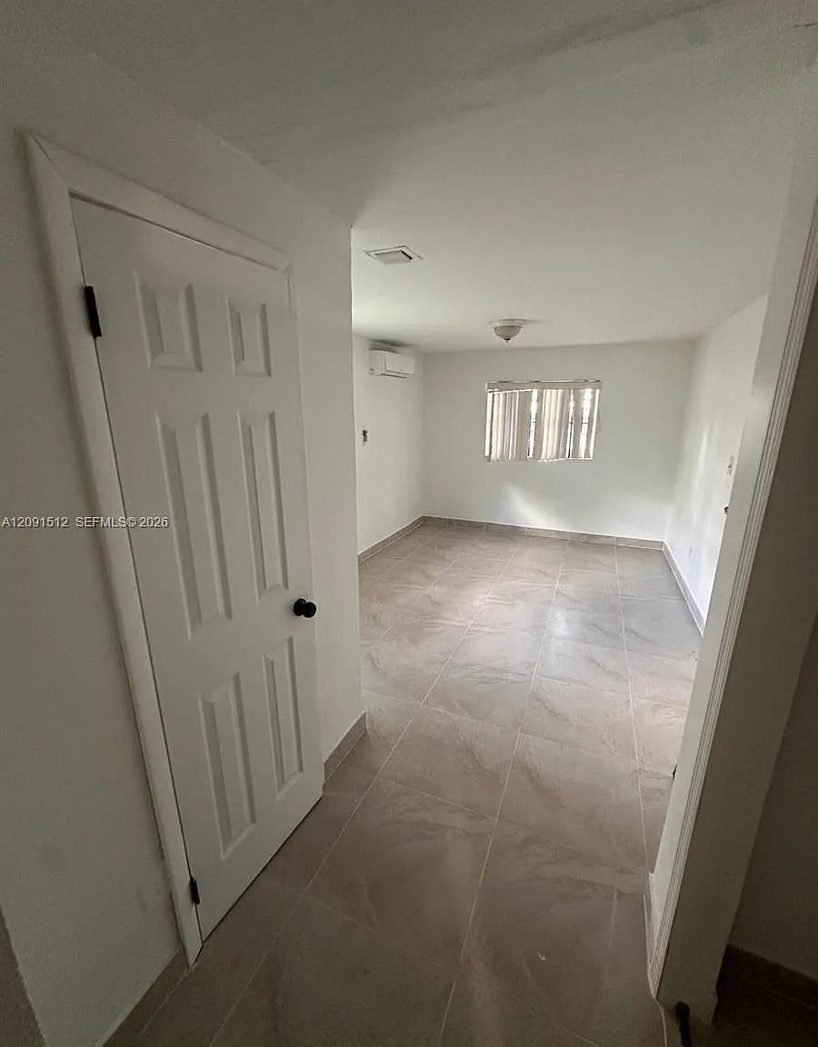 Clyde Lucas Manor — Photo 3