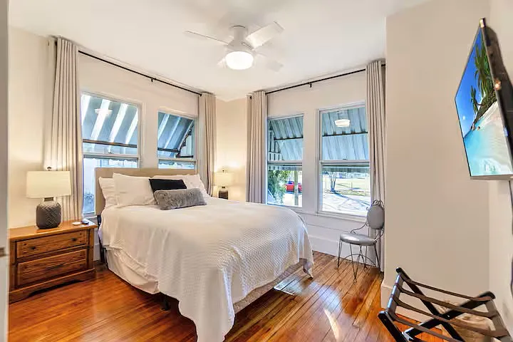 2 bed, 1012 sqft, $2,000 — Photo 3