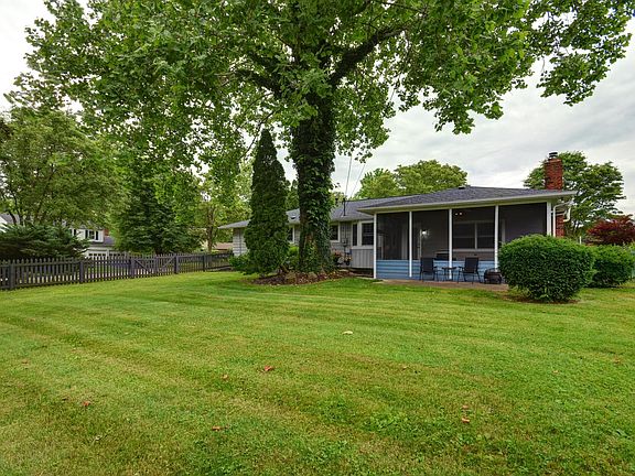 3rd image of 698 Granby Pl W