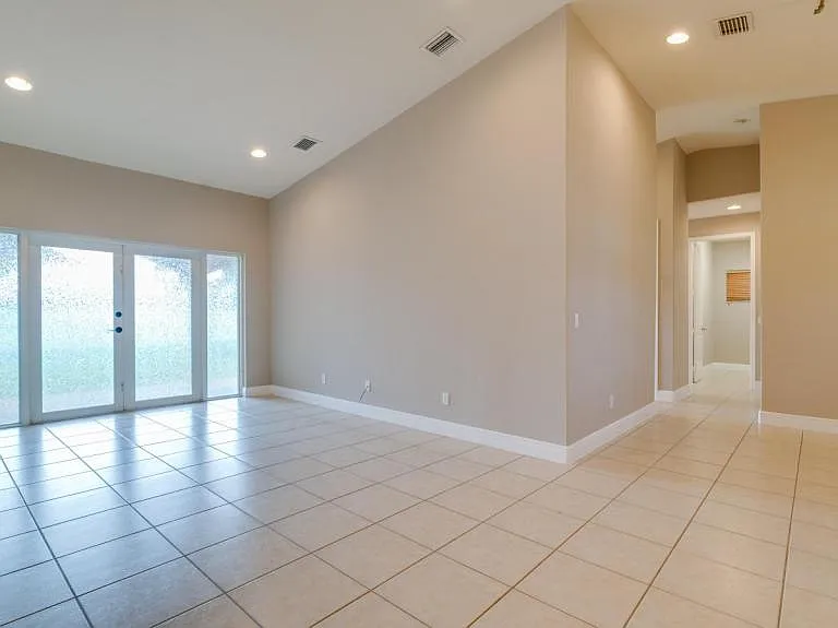 4539 SW 6th Pl — Photo 15