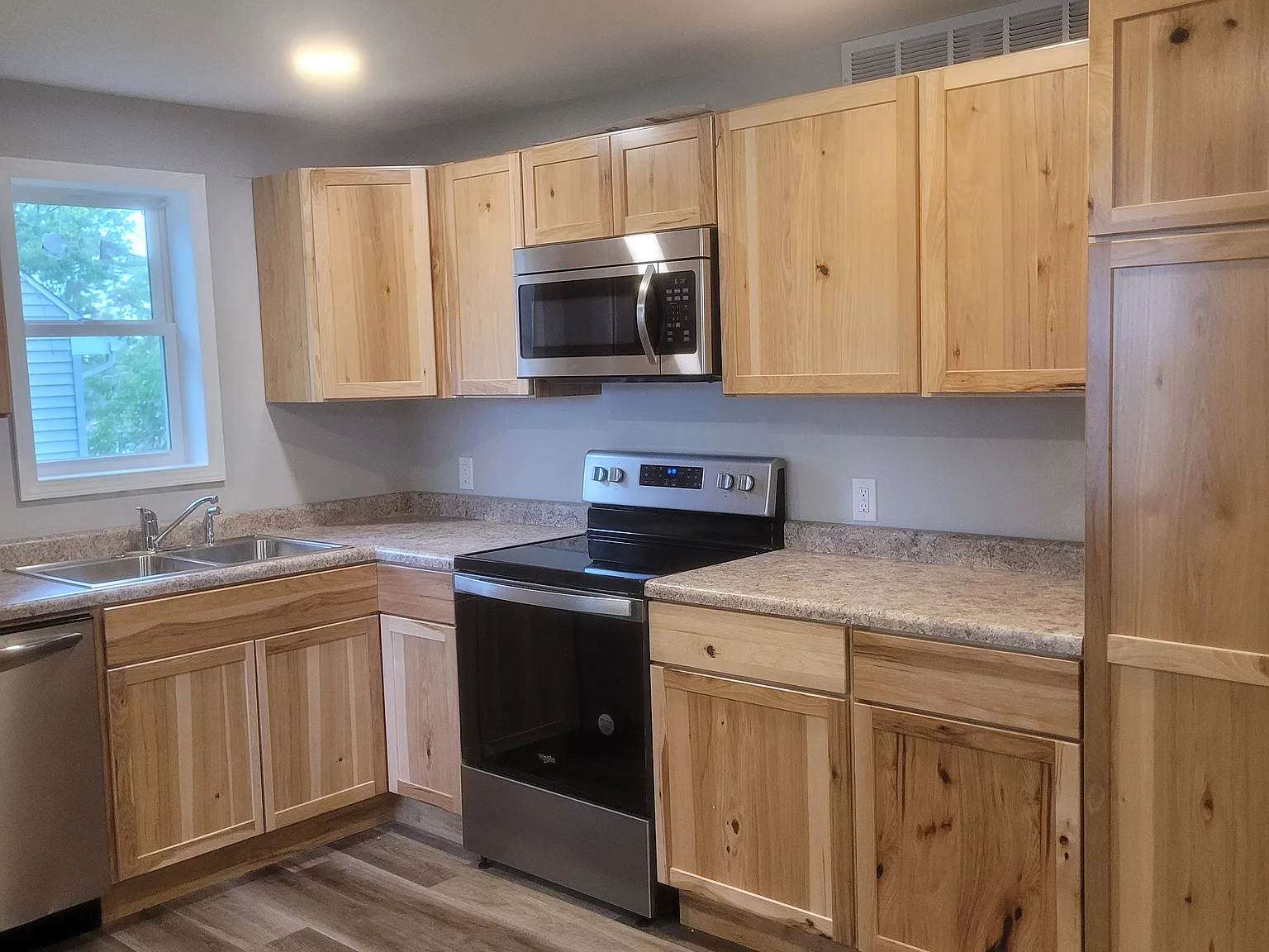 3 bed, 1024 sqft, $1,500 — Photo 3