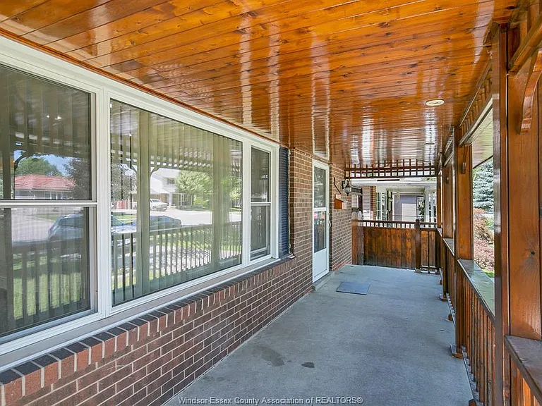 3964 Whitney Ave — Photo 4