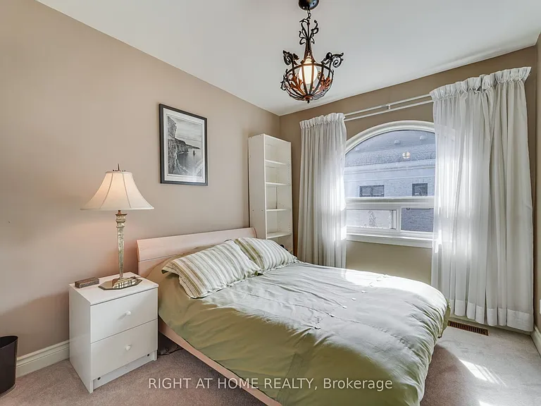 25 Clarendon Ave — Photo 32