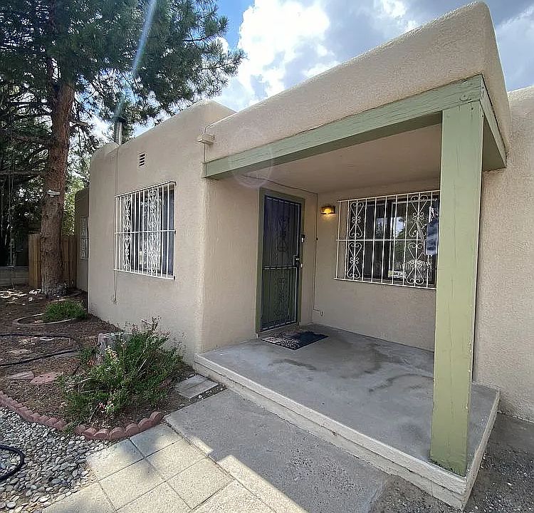 1st image of 205 Laguayra Dr NE