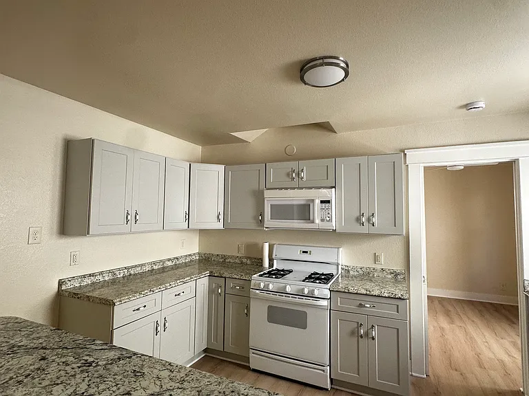 1523 E 9th St #1523 — Photo 7
