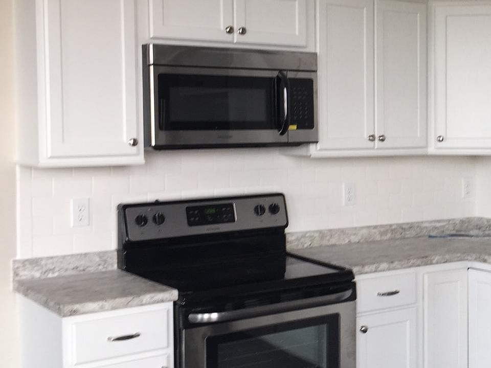 White cabinets for a bright, clean design scheme