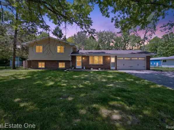 2259 Carlos Dr, Waterford, MI 48327