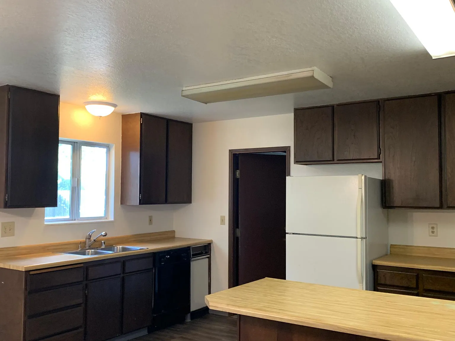 4 bed, 1316 sqft, $2,485 — Photo 2