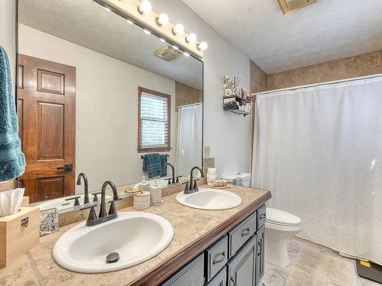 1085 Jones Creek Rd — Photo 28