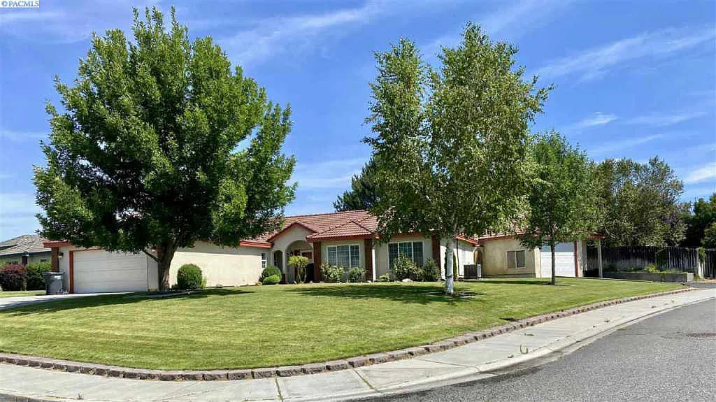 2704 Briarwood Ln photo 1