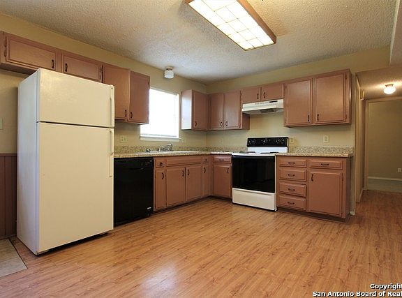 3rd image of 1903 Castle Creek Dr