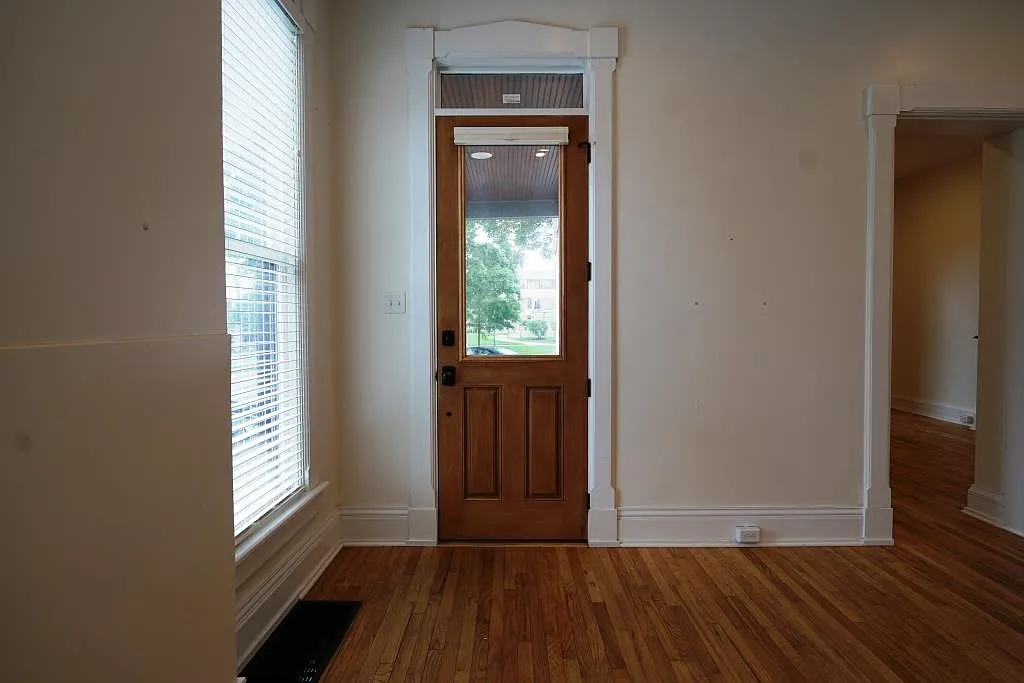 3 bed, 2.5 bath, 2110 sqft, $2,300 — Photo 3