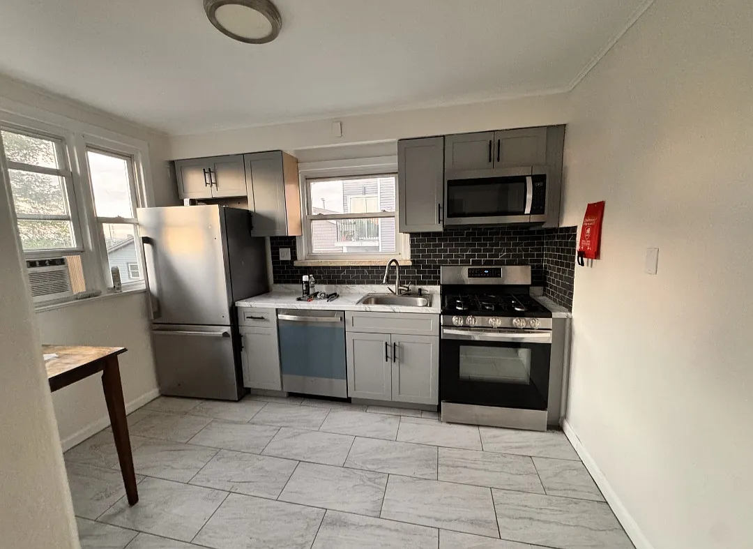 3 bed, 1000 sqft, $2,500 — Photo 2