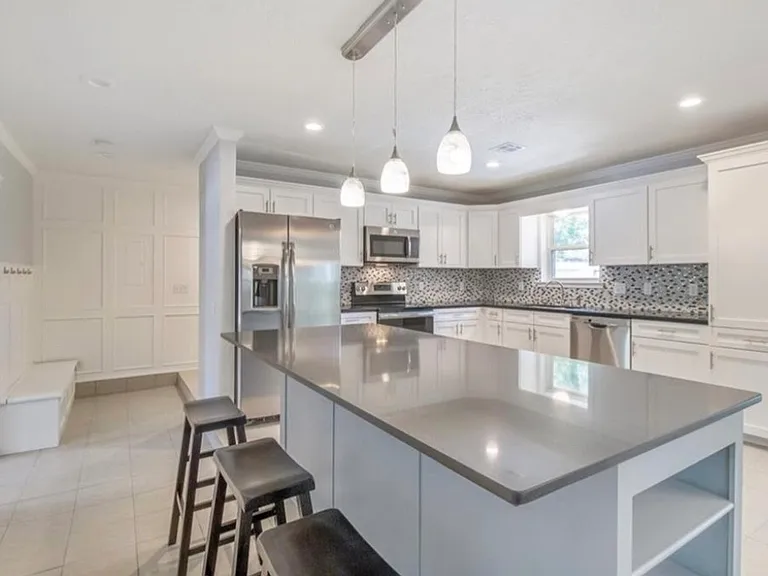 1037 Mobile Cir — Photo 8