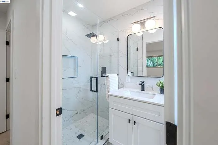 3743 Sanford St — Photo 32