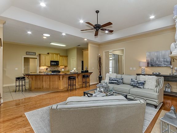 4th image of 6120 Garden Oaks Dr