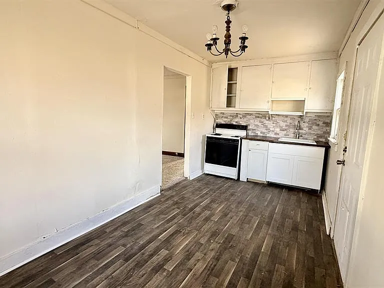 2215 Roberts Ave — Photo 3