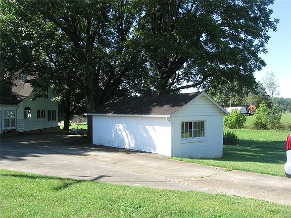 3rd image of 3850 Hartland Road