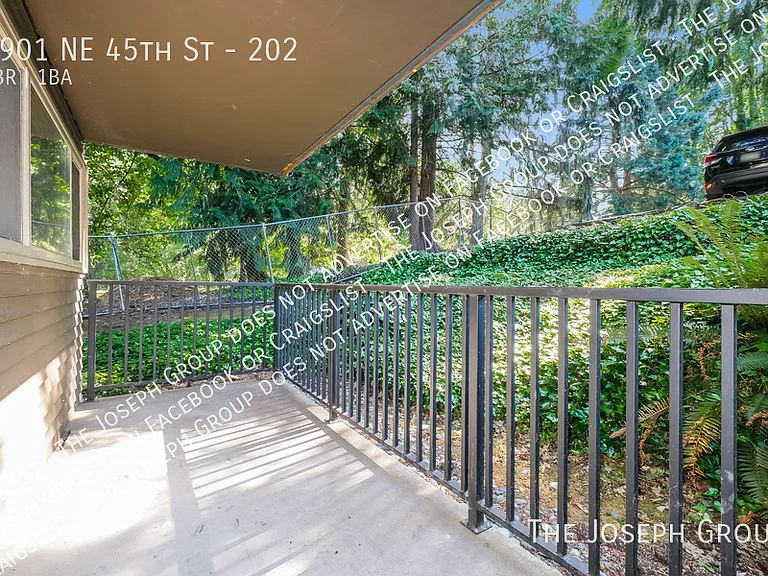 Laurelhurst — Photo 15