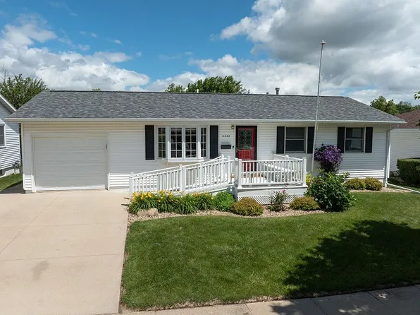 4440 Midway Dr NW, Cedar Rapids, IA 52405