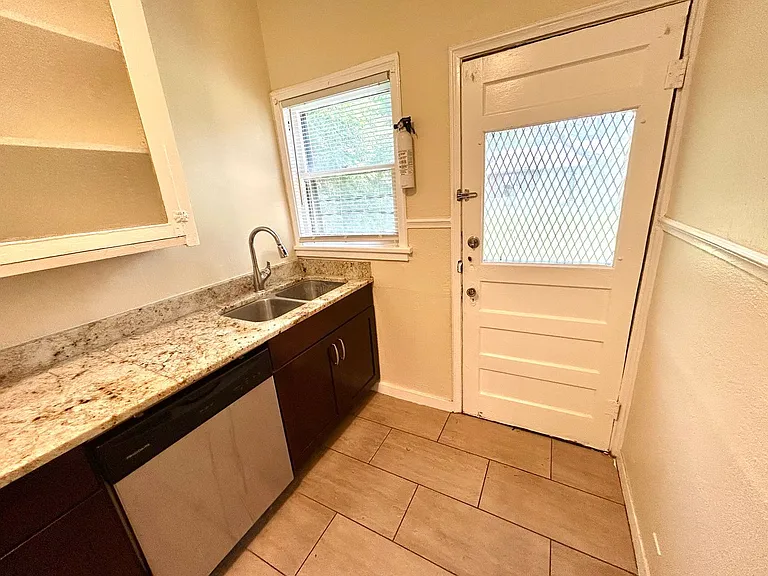 218 E Rosewood Ave — Photo 12