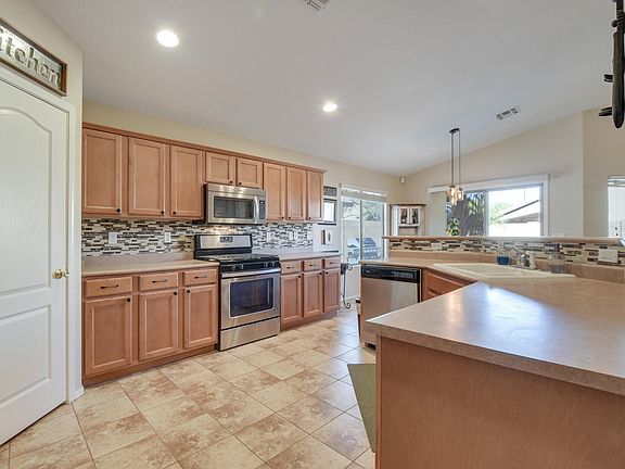 3rd image of 2118 W Sunshine Butte Dr