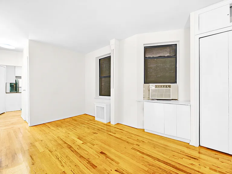 414 W 49th St #4A — Photo 3