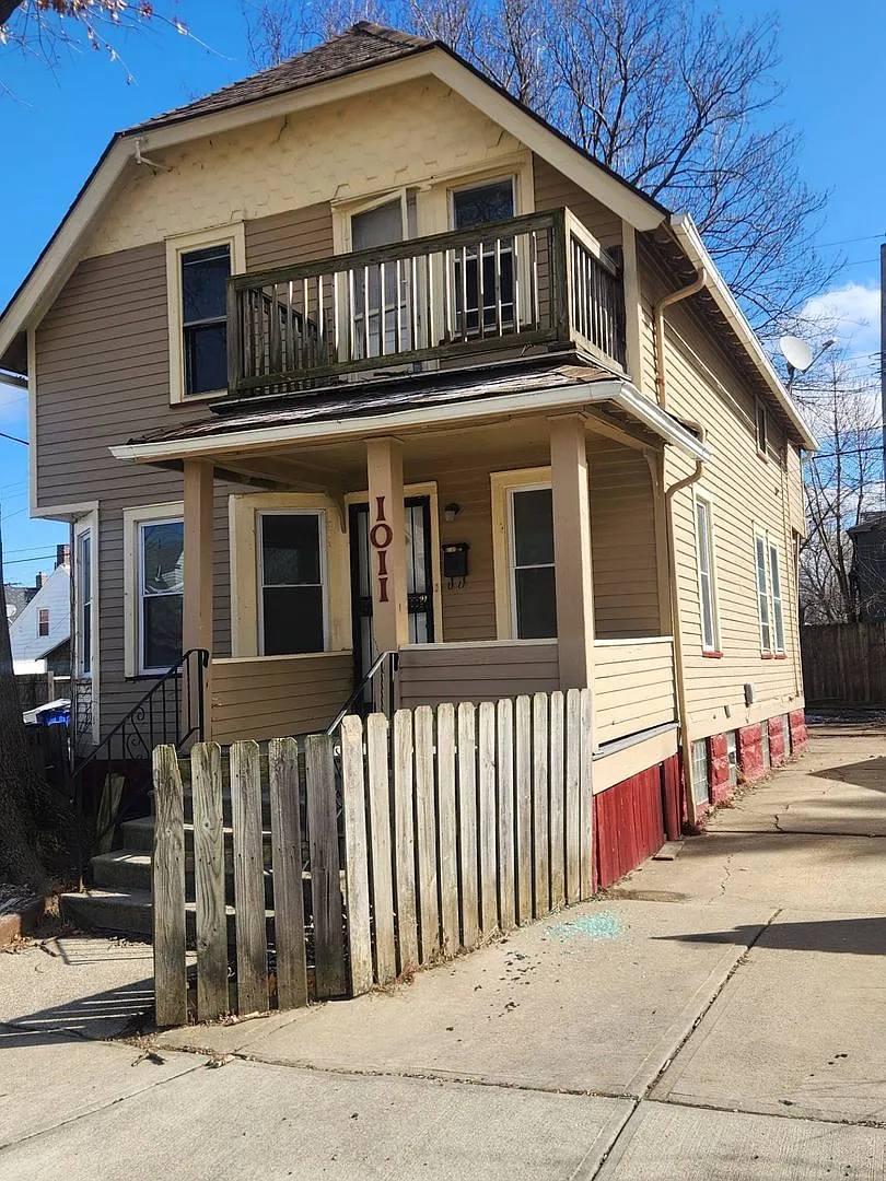 Primary Photo - 1011 E 72nd Pl