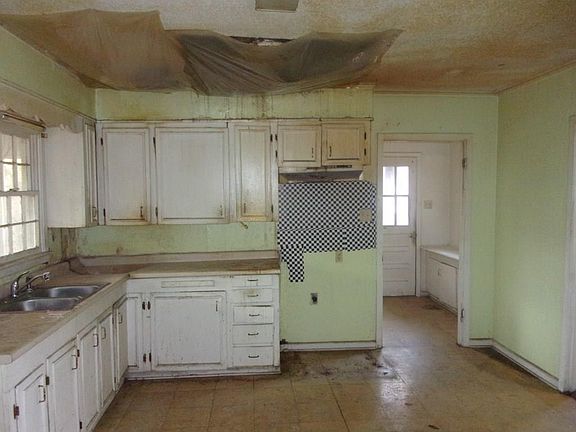 3rd image of 1225 E John St