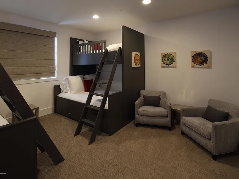 421 S West End St — Photo 38