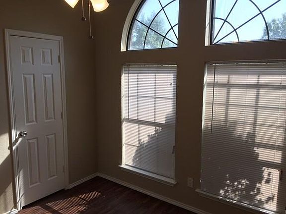 4th image of 445 Derby Ln