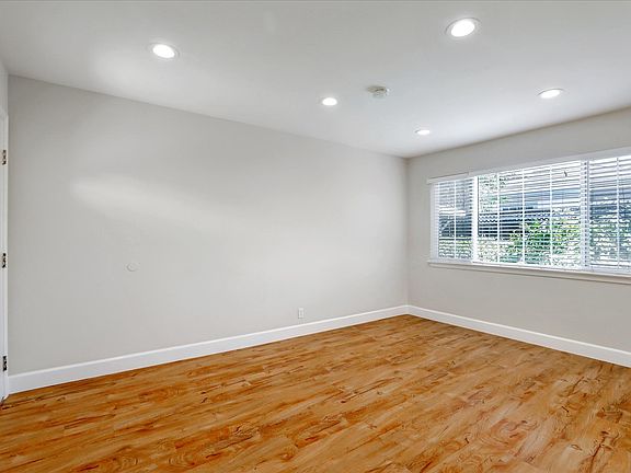5th image of 833 Maryann Dr APT 2