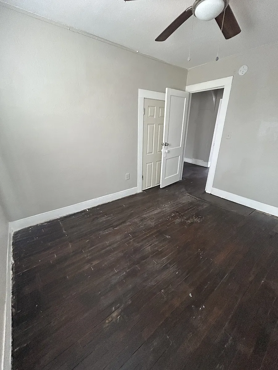 Building Photo - 3401 S Van Buren St #5