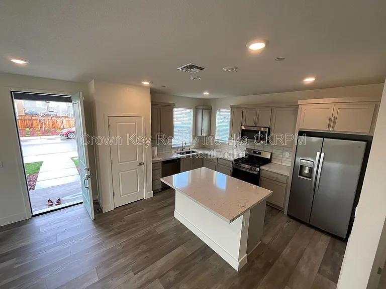 2090 Daimler St — Photo 5