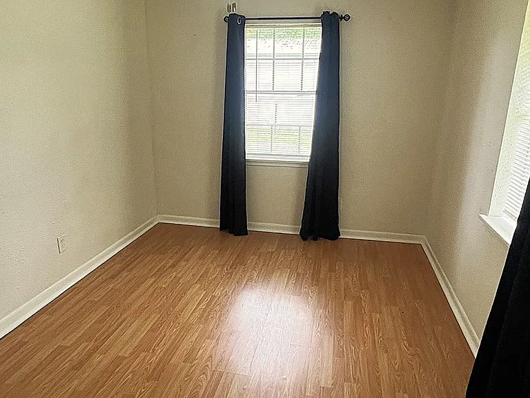 560 Beverly Dr — Photo 16